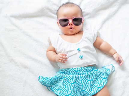 Berapa Batas Usia Aman Bayi Boleh Diajak ke Pantai? Pahami 8 Aturan Ini Bun
