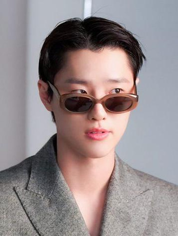 Belum lama ini, WOODZ mengumumkan akan segera melakukan World Tour, dan berkunjung ke Indonesia pada 3 Juni 2023 mendatang! Sudah amankan tiketmu, Beauties?/ foto: twitter.com/c_woodzofficial