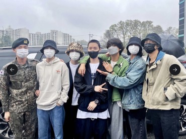 Member BTS Antar J-Hope Jalani Wajib Militer