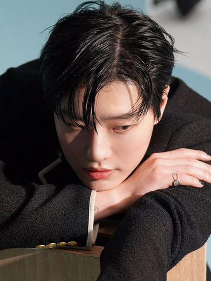 Dikenal sebagai penyanyi dengan suara merdu, WOODZ juga jago nge-rap, lho! Pria pemilik senyum manis ini bahkan pernah berkompetisi dalam Show Me The Money season 5 tahun 2016./ foto: twitter.com/c_woodzofficial