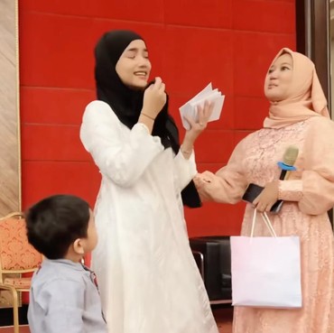 Beri Santunan Anak Yatim, Tangis Fuji Pecah Teringat Nasib Gala Sky