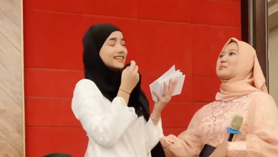 Penampilan Fuji saat berbagi dengan anak yatim.
