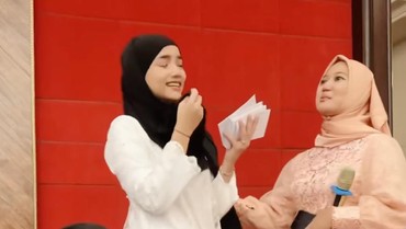 img-title Beri Santunan Anak Yatim, Tangis Fuji Pecah Teringat Nasib Gala Sky
