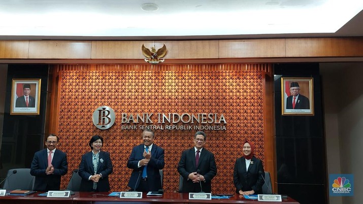 Gubernur Bank Indonesia Perry Warjiyo saat menyampaikan Hasil Rapat Dewan Gubernur Bulanan Bulan April 2023. (CNBC Indonesia/Cantika Adinda Putri)