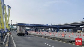 Tol Japek Ramai Lancar Jelang One Way Pukul 2 Siang Ini