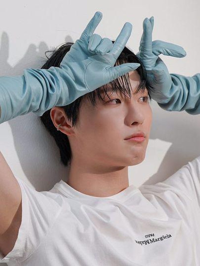 Ia memulai karier di dunia hiburan sebagai anggota boy group 'UNIQ' pada tahun 2014 lalu./ foto: twitter.com/c_woodzofficial