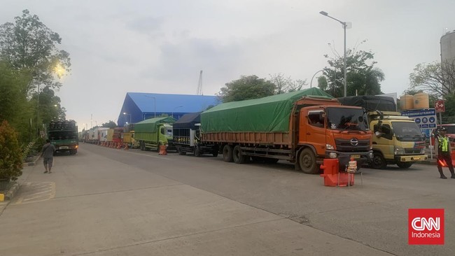 Sejumlah sopir truk logistik di Pelabuhan Ciwandan sempat terlibat cekcok dengan petugas pada Kamis (20/4) buntut menunggu terlalu lama.