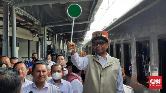 Mahfud MD menyoroti langkah Gubernur Lampung yang menyeret orang tua TikToker Bima karena mengkritik Pemerintah Provinsi Lampung.