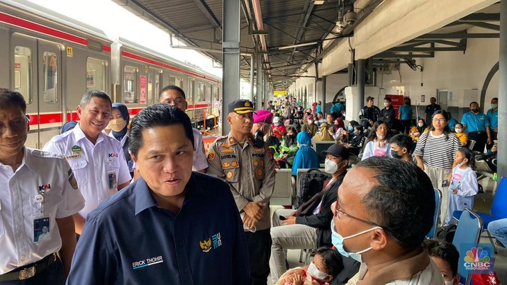 Menteri BUMN Erick Thohir melakukan kunjungan ke Stasiun Senen untuk memantau secara langsung arus mudik Lebaran Idul Fitri 2023 pada Selasa (18/4/2023). (CNBC Indonesia/Martyasari Rizky)
