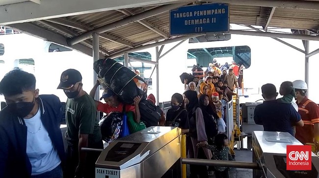 Menurut data sejak Rabu (3/5) sampai Sabtu (5/4) siang sebanyak 30.414 orang sudah menyeberang ke Pelabuhan Bakauheni dari Pelabuhan Ciwandan.