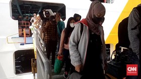 Ribuan Pemudik Pejalan Kaki Padati Pelabuhan Bakauheni