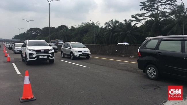 Kebijakan one way diterapkan di Jalan Tol Trans-Jawa, tepatnya dari Semarang hingga Cikampek pada arus balik mudik lebaran 2023 Rabu (26/4).