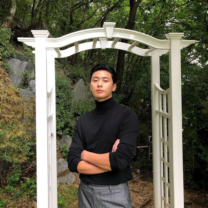 <p>Park Seo Joon merupakan salah satu aktor tampan Korea Selatan yang bermain di banyak serial televisi, Bunda. Lahir di Seoul pada 16 Desember 1988, pria 34 tahun ini sudah banyak meraih penghargaan, lho. (Foto: Instagram @bn_sj2013)<br /><br /><br /></p>