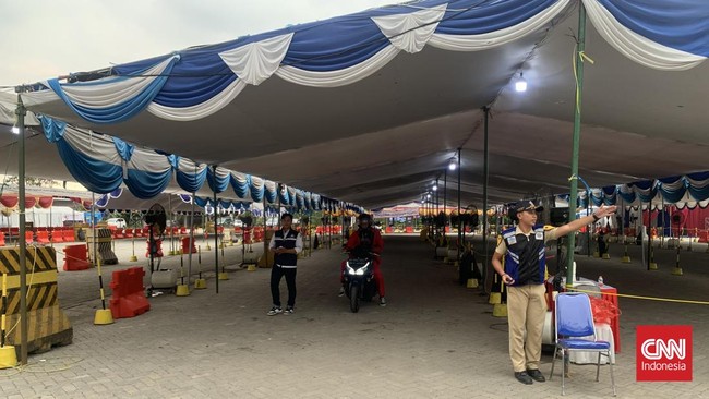 Beberapa pemudik motor masih mendatangi Pelabuhan Ciwandan yang sudah ditutup untuk penyeberangan ke Sumatera, penyeberangan kini dialihkan ke Pelabuhan Merak.