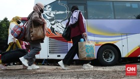 FOTO: Pemudik Padati Terminal Lebak Bulus dan Pasar Jumat