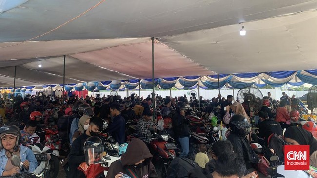 Warga yang mudik Lebaran dengan sepeda motor mulai memadati Pelabuhan Ciwandan, Cilegon, sejak Selasa pagi ini.