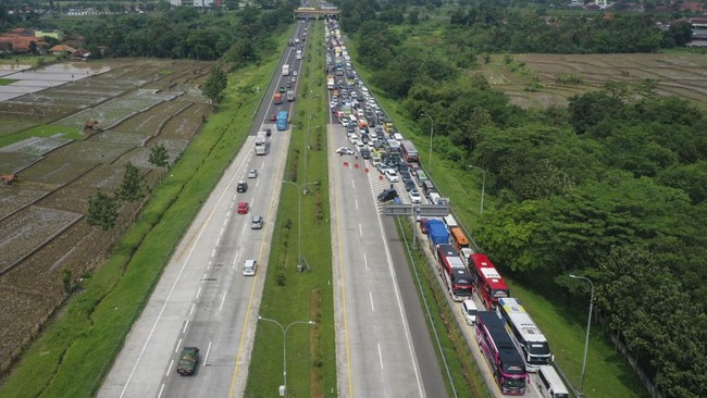Penerapan rekayasa lalu lintas satu jalur atau one way dari Tol Cipali KM 72 sampai KM 414 Gerbang Tol Kalikangkung diperpanjang hingga Rabu (19/4) siang.