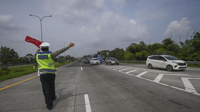 Pada arus balik pagi ini di ruas tol Japek arah Jakarta terpantau ada contrafow memakan dua lajur di KM 48.