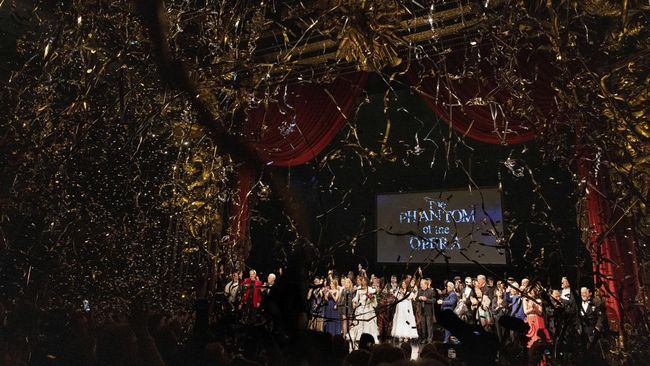 Teater musikal The Phantom of the Opera mengucapkan salam perpisahan setelah 35 tahun menggelar pertunjukan di Broadway.
