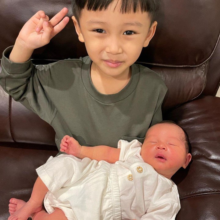 <p>Bunda, kita doakan agar Baby Clef tumbuh menjadi anak yang sehat dan selalu membanggakan kedua orang tuanya, ya. Semoga Baby Clef juga terus mendapatkan kasih sayang dari orang-orang di sekitarnya. (Foto: Instagram: @rinni_w)</p>