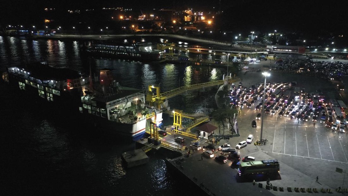 FOTO: Padat Pemudik di Pelabuhan Merak dan Pelabuhan Ciwandan