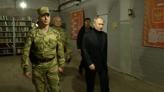 Presiden Rusia Vladimir Putin mendadak melakukan kunjungan perdana ke Kherson dan Luhansk, dua wilayah Ukraina yang diklaim telah diduduki oleh militer Rusia.