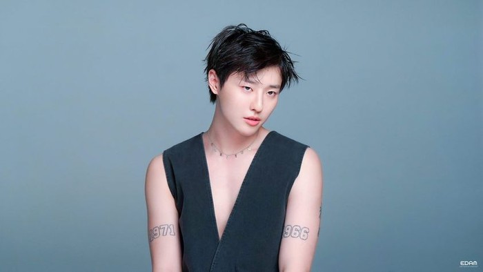 Selain musik, WOODZ ternyata juga hobi bermain sepak bola. Ia sempat tinggal di Brazil untuk mendalami olahraga sepak bola di Youth Development System of Campeonato Brasileiro Serie A / foto: twitter.com/c_woodzofficial