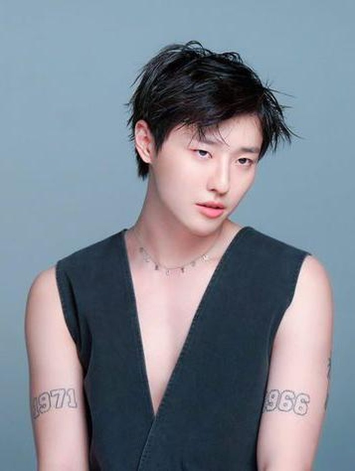 Selain musik, WOODZ ternyata juga hobi bermain sepak bola. Ia sempat tinggal di Brazil untuk mendalami olahraga sepak bola di Youth Development System of Campeonato Brasileiro Serie A./ foto: twitter.com/c_woodzofficial