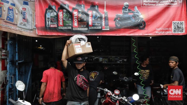 FOTO: Rezeki Montir Banjir Servis Motor Jelang Mudik