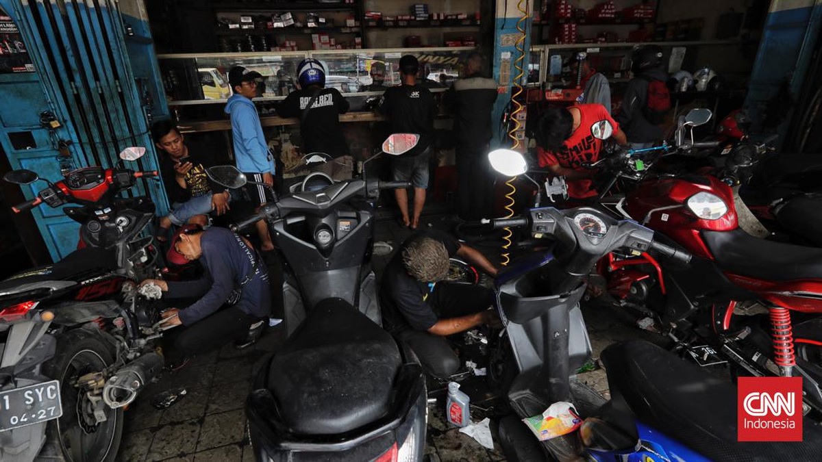 FOTO: Rezeki Montir Banjir Servis Motor Jelang Mudik