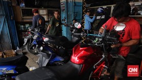 FOTO: Rezeki Montir Banjir Servis Motor Jelang Mudik