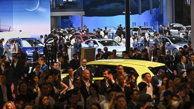 Stan Mini, merek di bawah naungan BMW, di China dikritik netizen lantaran memilih memberi es krim pada pengunjung asing ketimbang lokal.