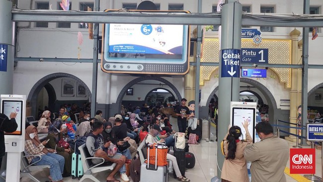 Stasiun Senen, Jakarta Pusat mulai dipadati ribuan pemudik beberapa hari jelang Hari Raya Idulfitri yang diprediksi bakal jatuh pada Sabtu (22/4).