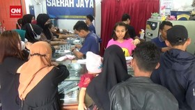 VIDEO: Emak-emak Serbu Toko Emas Di Bojonegoro Untuk Dipakai Lebaran