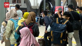VIDEO: Stasiun Pasar Senen Dipadati Pemudik