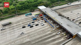 VIDEO: Momen Arus Mudik di Gerbang Tol Cikampek Utama dari Udara