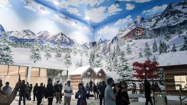 Warga Makassar tak perlu jauh-jauh ke luar negeri untuk main salju, Trans Snow World akan resmi di buka pada Jumat (21/4) ini.