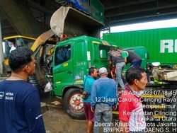 Truk Melintang di Jalan Cakung-Cilincing Dievakuasi, Lalin Masih Tersendat