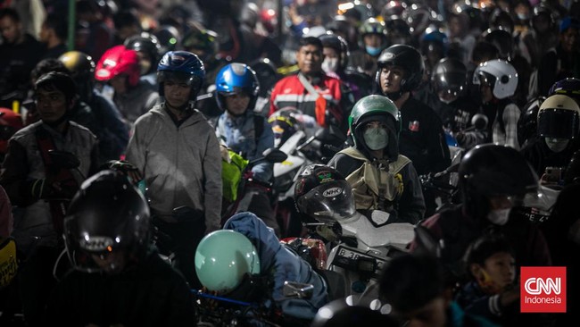 Seorang pemudik tak sadarkan diri di sekitar Jalan Jatingaleh, Semarang saat melakukan perjalanan mudik, Kamis (20/4).
