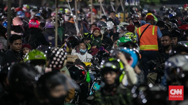 Pantauan CNNIndonesia.com antrean panjang pesepeda motor mencapai pintu masuk kawasan Pelabuhan Ciwandan pada Kamis dini hari (20/4).
