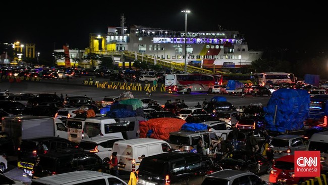 Pantauan di Dermaga Eksekutif, Pelabuhan Merak, Kota Cilegon, Banten, kendaraan bermotor yang didominasi roda empat atau mobil pribadi, tampak antre.
