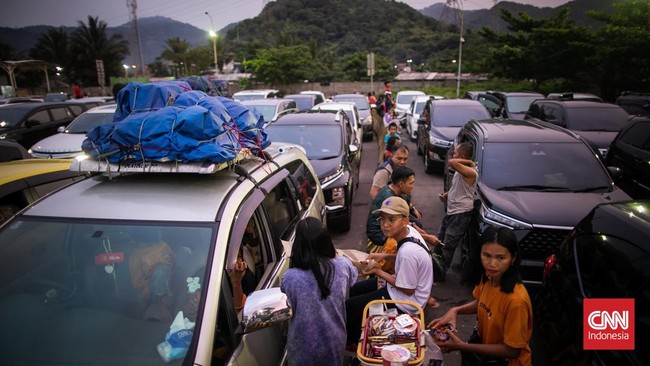Pemudik yang hendak menyebrang ke Pelabuhan Bakauheni harus menunggu hingga lebih dari enam jam untuk mendapat giliran masuk ke kapal.