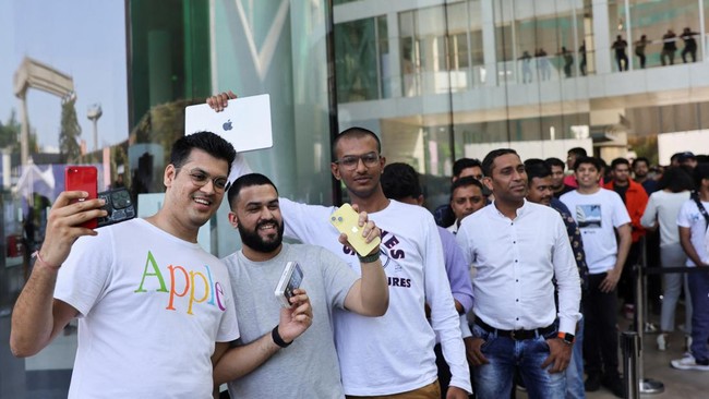 FOTO: Tim Cook Akhirnya Buka Toko Apple Pertama di India