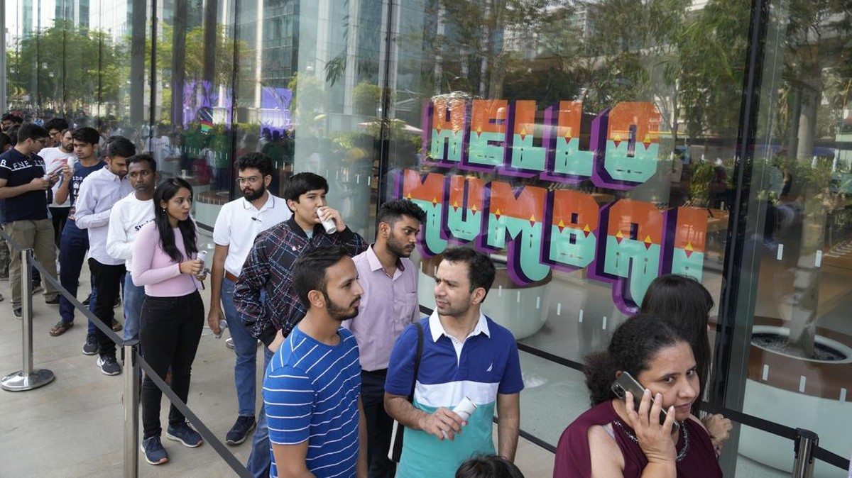 FOTO: Tim Cook Akhirnya Buka Toko Apple Pertama di India