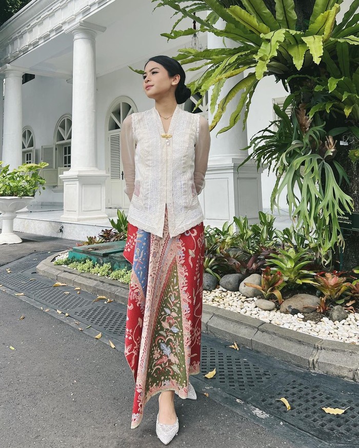 Kebaya Kartini/