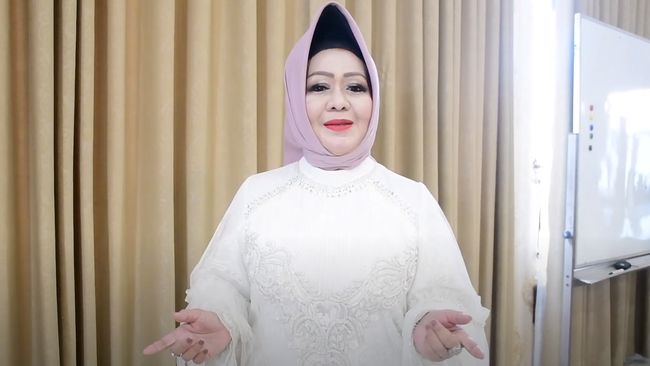 Gaya mewah Kepala Dinkes Lampung Reihana Wijayanto curi perhatian netizen. Ia tampil dengan kerudung serta tas branded dengan harga mencapai ratusan juta.