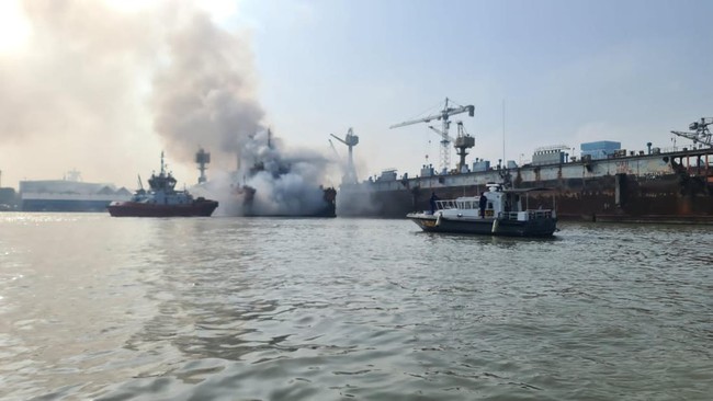KM Samudra Anugrah terbakar di Perairan Surabaya pada Rabu (19/4) pagi, sekitar pukul 05.00 WIB.