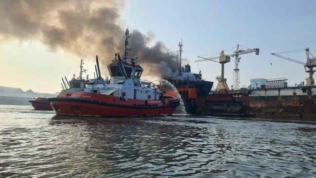 Kadis Damkar Surabaya mengatakan pemadaman kebakaran KM Samudra yang terbakar dilakukan dari dua sisi, darat dan perairan.