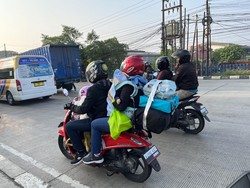 Masih Banyak Pemudik Naik Motor Bawa Anak, Sumpel-sumpelan dengan Barang!