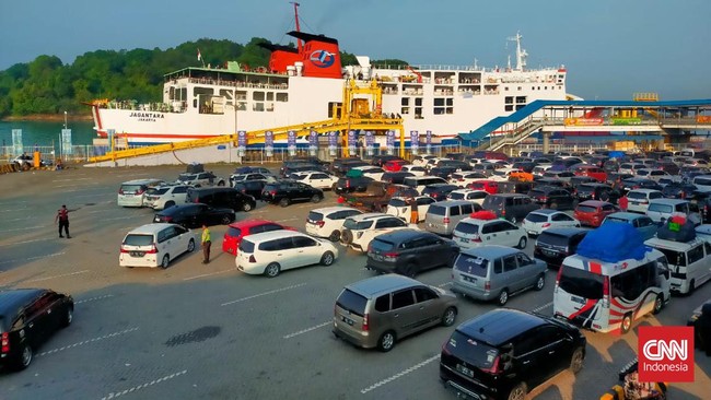 Kemenhub mencatat 50 persen kendaraan belum kembali dari Sumatra ke Jawa melalui pada mudik Lebaran melalui pelabuhan Bakauheni ke Merak.